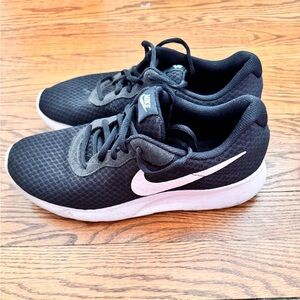 NIKE: Black and white women’s sneakers